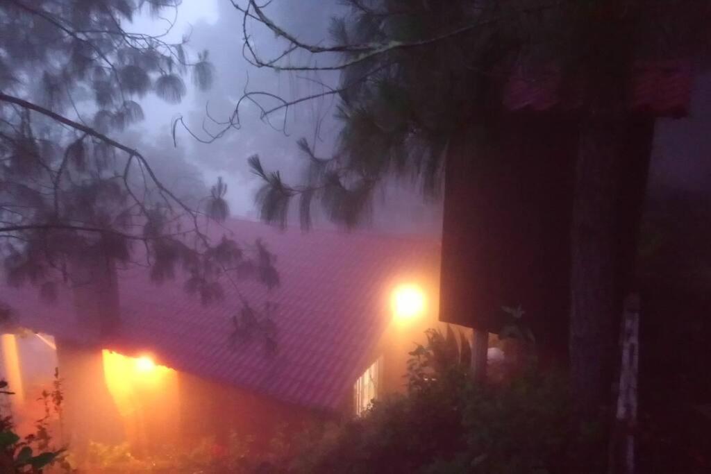 Cabana Con Banera Y Chimeneas En Puesta De Sol El Pacifico Exterior foto